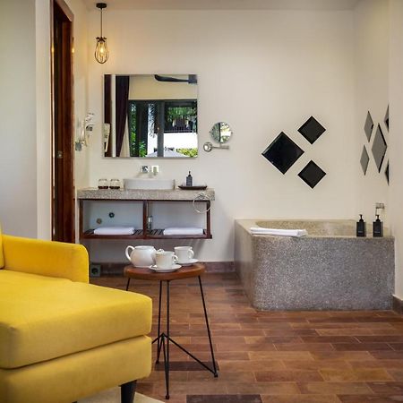 The Thirdfold Residence Ciudad de Siem Riep Exterior foto Bathroom at the hotel
