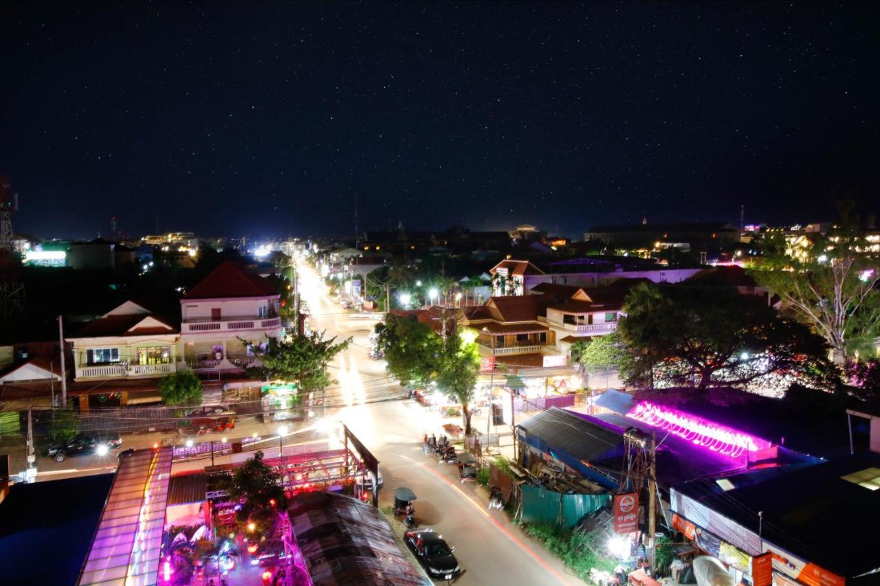 The Thirdfold Residence Ciudad de Siem Riep Exterior foto Night view of the city