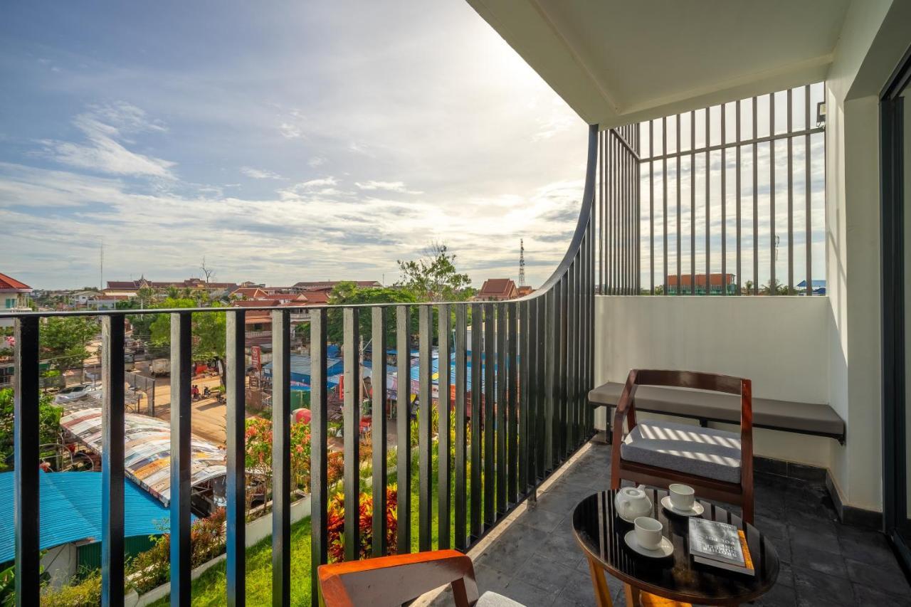 The Thirdfold Residence Ciudad de Siem Riep Exterior foto A balcony