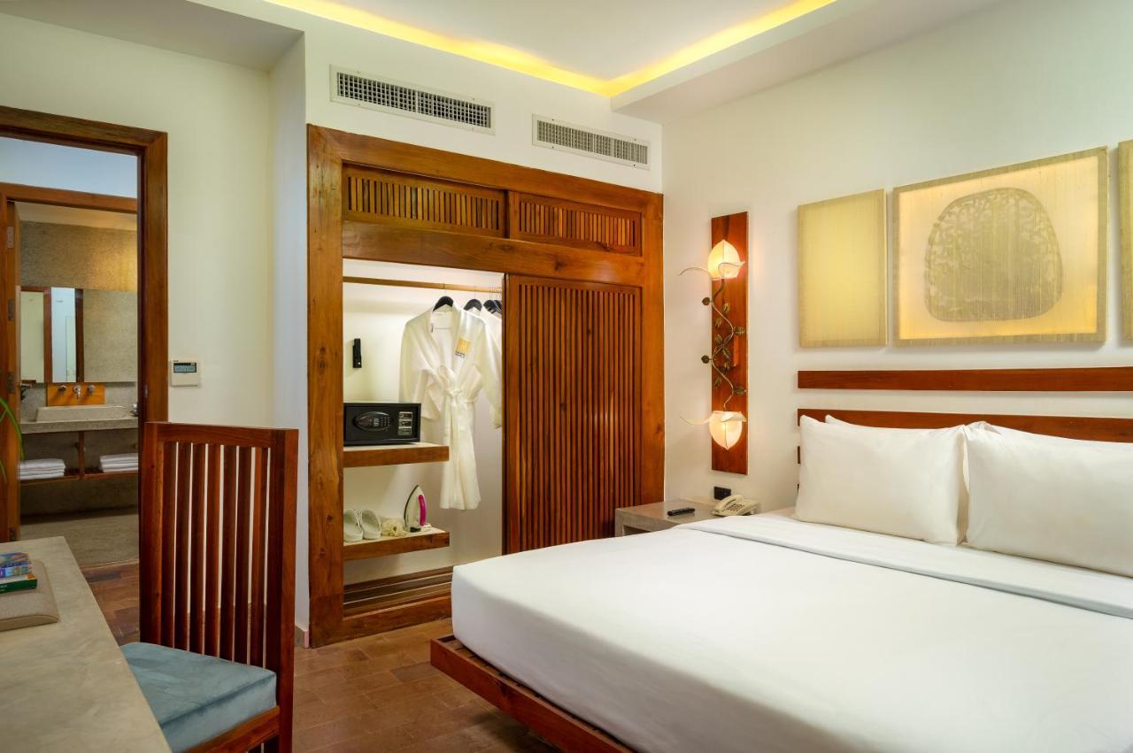The Thirdfold Residence Ciudad de Siem Riep Habitación foto A bedroom at the Taj Bengal
