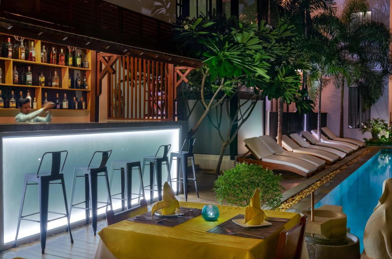 The Thirdfold Residence Ciudad de Siem Riep Exterior foto The pool bar at the hotel
