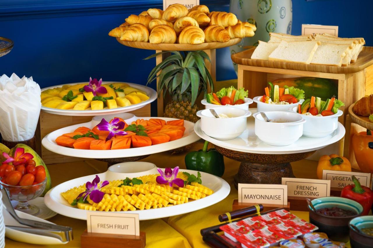 The Thirdfold Residence Ciudad de Siem Riep Exterior foto A buffet at a hotel